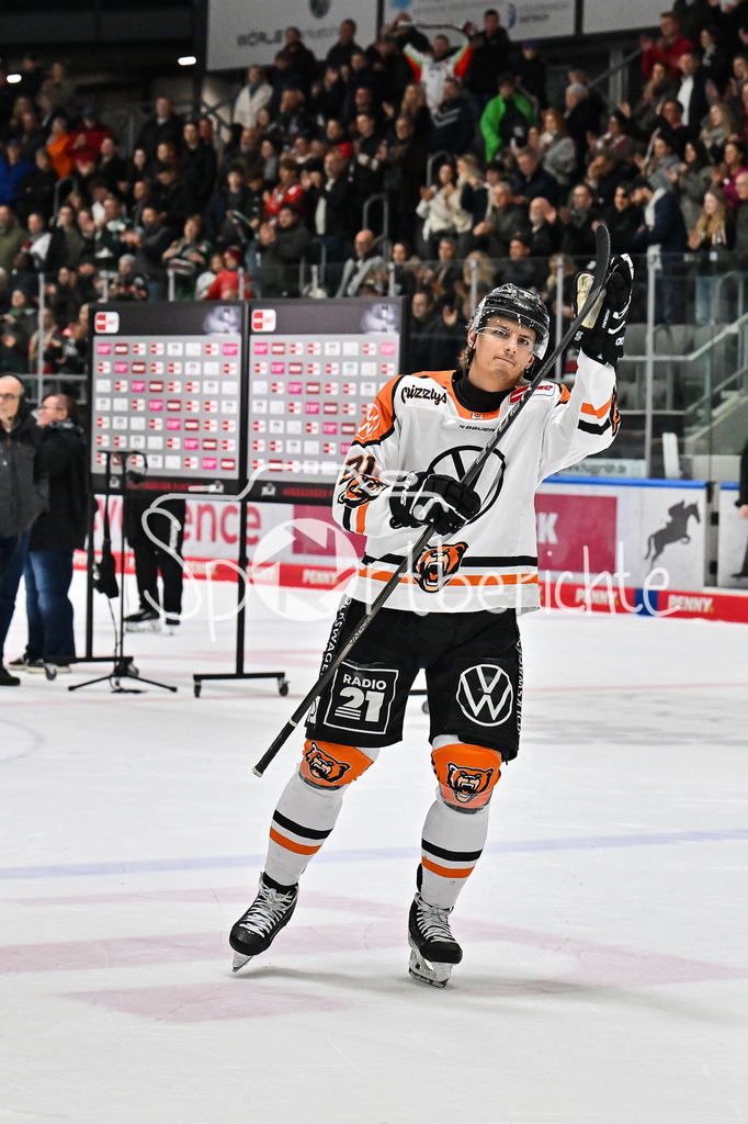 Augsburger Panther - Grizzlys Wolfsburg | Die Spieler der Grizzlys bedanken sich bei den mitgereisten Fans / DEL: Augsburger Panther - Grizzlys Wolfsburg; Curt Frenzel Stadion am 10.10.2025 / Timo RUCKDÄSCHEL (Grizzlys Wolfsburg 91)