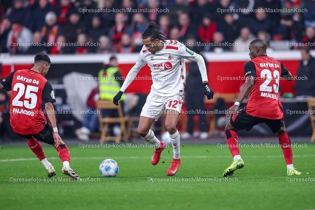 DFB05022502216 | 05.02.2025, Fußball, DFB-Pokal Viertelfinale, Bayer 04 Leverkusen - 1.FC Köln, BayArena, Saison 2024 2025: Damion Downs (FC Köln #42) im Zweikampf gegen Exequiel Palacios (Bayer04 Leverkusen #25) und Nordi Mukiele (Bayer04 Leverkusen #23)DFB regulations prohibit any use of photographs as image sequences and or quasi-video.