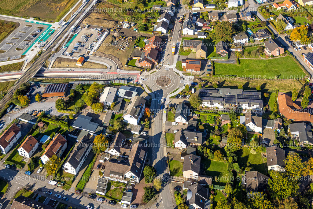 Hamm241007875 | Luftbild, geplante Nahverkehrsverbindung mit Haltepunkt in Westtünnen, Baustelle am Südfeldweg und Von-Thünen-Straße für den künftigen Bahnhaltepunkt, Bahnlinie mit Eisenbahnbrücke und Wohnsiedlung mit Kreisverkehr, Stadtbezirk Rhynern, Hamm, Ruhrgebiet, Nordrhein-Westfalen, Deutschland