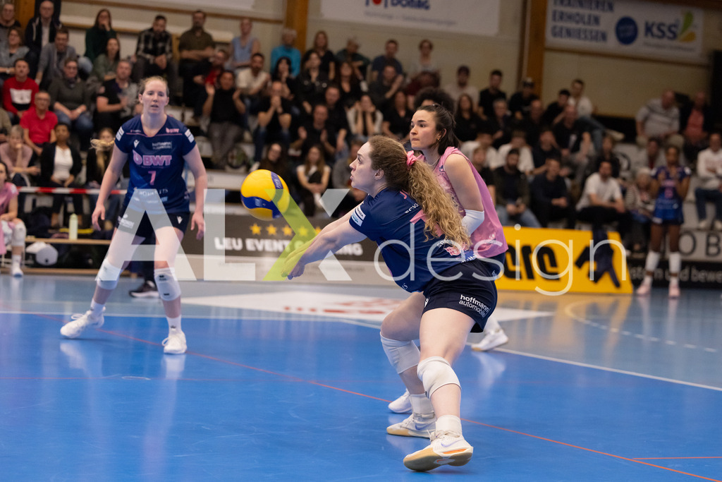 Volleyball I Frauen I Saison 2025-2026 I Volleyball NLA | Women I 1/2 Finals I  VC Kanti Schaffhausen - Sm'Aesch Pfeffingen I 18.03.2026 | 10 Jillian Gillen (USA) (Sm'Aesch Pfeffingen) – Außenangriff - Realisiert mit Pictrs.com