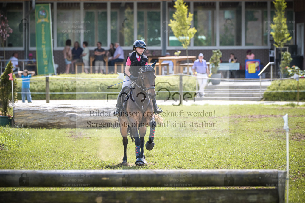 DOS_7405 | Entdecke hochwertige Reitturnierfotos von Foto Oger. Professionell, emotional und authentisch – jetzt Lieblingsmomente im Shop bestellen. - Realisiert mit Pictrs.com