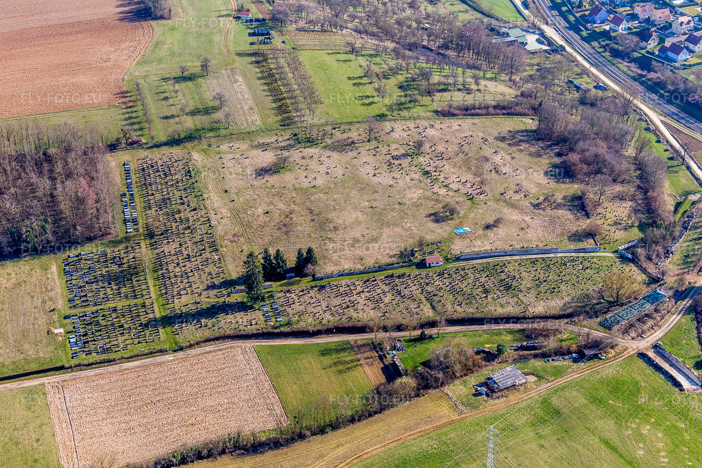 Vue aérienne: Cimetière à Ettendorf dans le département Bas Rhin, France. Photo: IMG_097506.jpg prise le 16/03/2017 par Werner Riehm/FLY-FOTO.eu – Résolution de l'original: 5472 x 3648 px