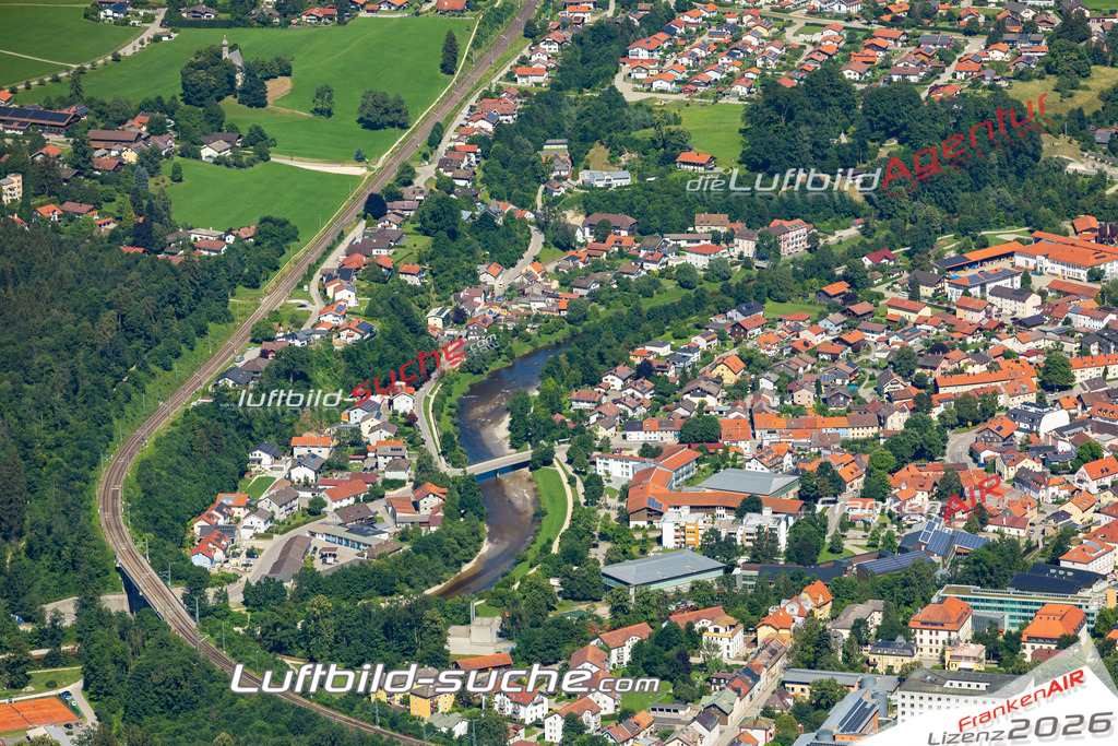 Aktuelles Luftbild von  Traunstein - Die Luftaufnahme wurde 2022 mittels UL-Flugzeug erstellt ( keine Drohne ) - hochauflösende Kamera-Systeme von  Canon -Beste Qualität - Für grossformatige Ausdrucke geeignet. Die Geschenkidee !