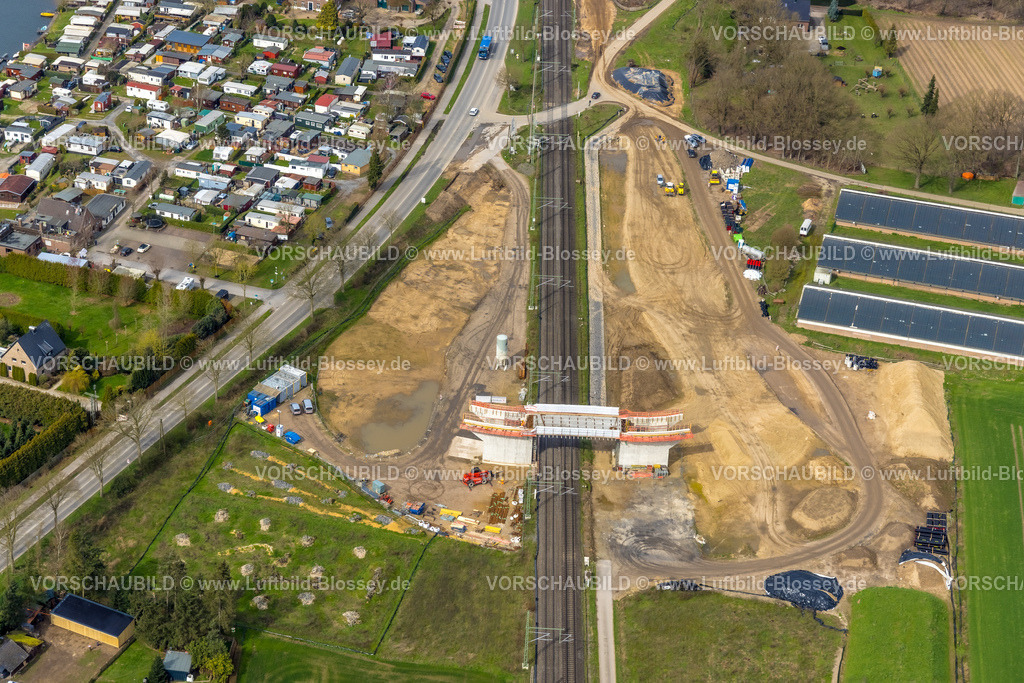 Rees230300851Betuwe | Luftbild, Ausbau der Betuwe Linie zwischen Ruhrgebiet und den Niederlanden im Bereich Rees Haldern zur dreigleisigen Bahnstrecke, , alle beschrankten Bahnübergänge werden entfallen oder durch Über- oder Unterführungen ersetzt werden. Vor allem ist die Ausbaumaßnahme für die Bahn mit der Verpflichtung verbunden, nunmehr Lärmschutz für die betroffenen Menschen zu gewähren. Stockum, Rees-Haldern, Niederrhein, Ruhrgebiet, Nordrhein-Westfalen, Deutschland