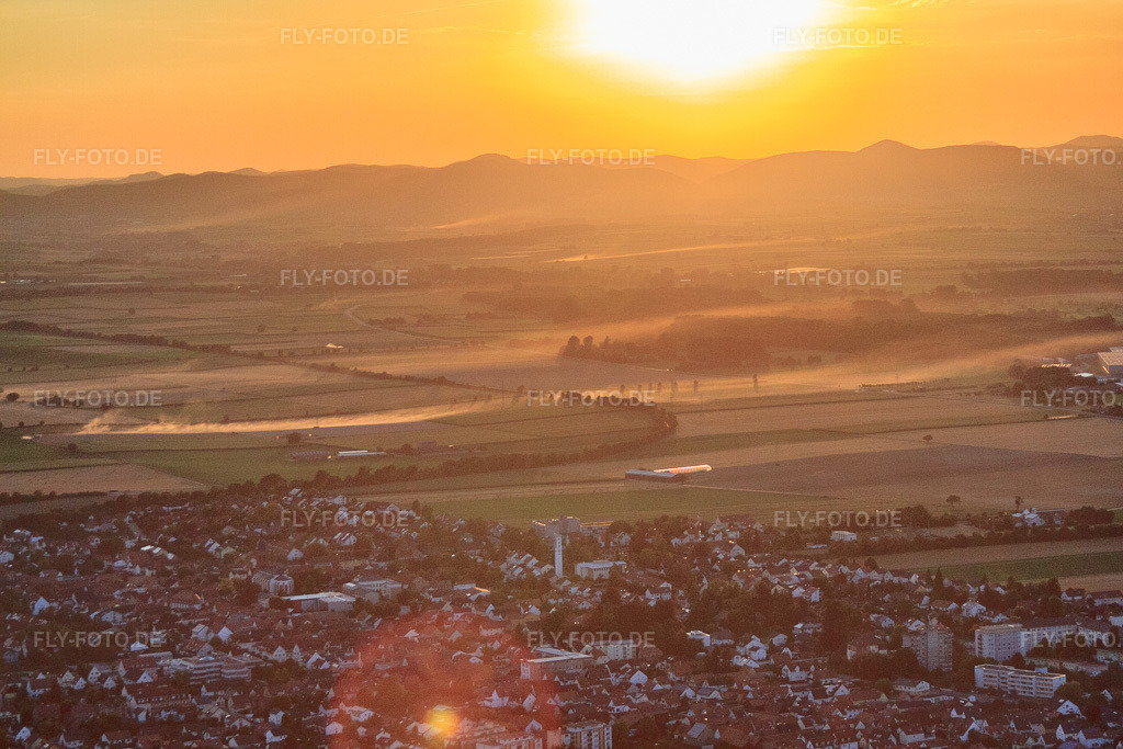 Luftbild: Sonnenuntergang über der Stadt in Kandel im Bundesland Rheinland-Pfalz in Deutschland. Foto: IMG_59153.jpg vom 04.08.2013 durch Werner Riehm/FLY-FOTO.de