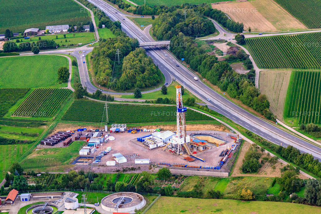 Baustelle zur Bohrung der Geothermieanlage an der A65, 2. Bohrung | Luftbild: Baustelle zur Bohrung der Geothermieanlage an der A65, 2. Bohrung in Insheim im Bundesland Rheinland-Pfalz in Deutschland. Foto: IMG_32897.jpg vom 03.09.2010 durch Werner Riehm/FLY-FOTO.de - Realisiert mit Pictrs.com