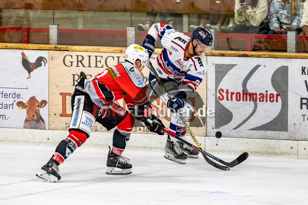 Testspiel TSV Peißenberg Miners vs ESC Kempten Sharks | Eishockey Bayernliga Vorbereitung 2023/2024, Testspiel TSV Peißenberg Miners vs ESC Kempten Sharks
Duell zwischen Valentin HÖRNDL (Miners 18) und Mauro SEIDER (Sharks 91).,
2023-09-10 in Peißenberg (Eisstadion)
18 Valentin HÖRNDL (Miners 18), 91 Mauro SEIDER (Sharks 91)
Copyright: FotoLindnerWJL