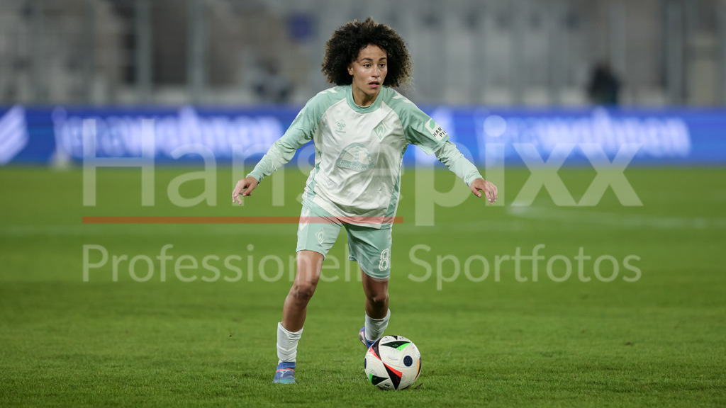Fussball, Google Pixel Frauen-Bundesliga, FC Carl Zeiss Jena - SV Werder Bremen | v.li.: Amira Arfaoui (SV Werder Bremen, 8) am Ball, Freisteller, Einzelbild, Ganzkörper, Aktion, Action, Spielszene, DIE DFB-RICHTLINIEN UNTERSAGEN JEGLICHE NUTZUNG VON FOTOS ALS SEQUENZBILDER UND/ODER VIDEOÄHNLICHE FOTOSTRECKEN. DFB REGULATIONS PROHIBIT ANY USE OF PHOTOGRAPHS AS IMAGE SEQUENCES AND/OR QUASI-VIDEO.