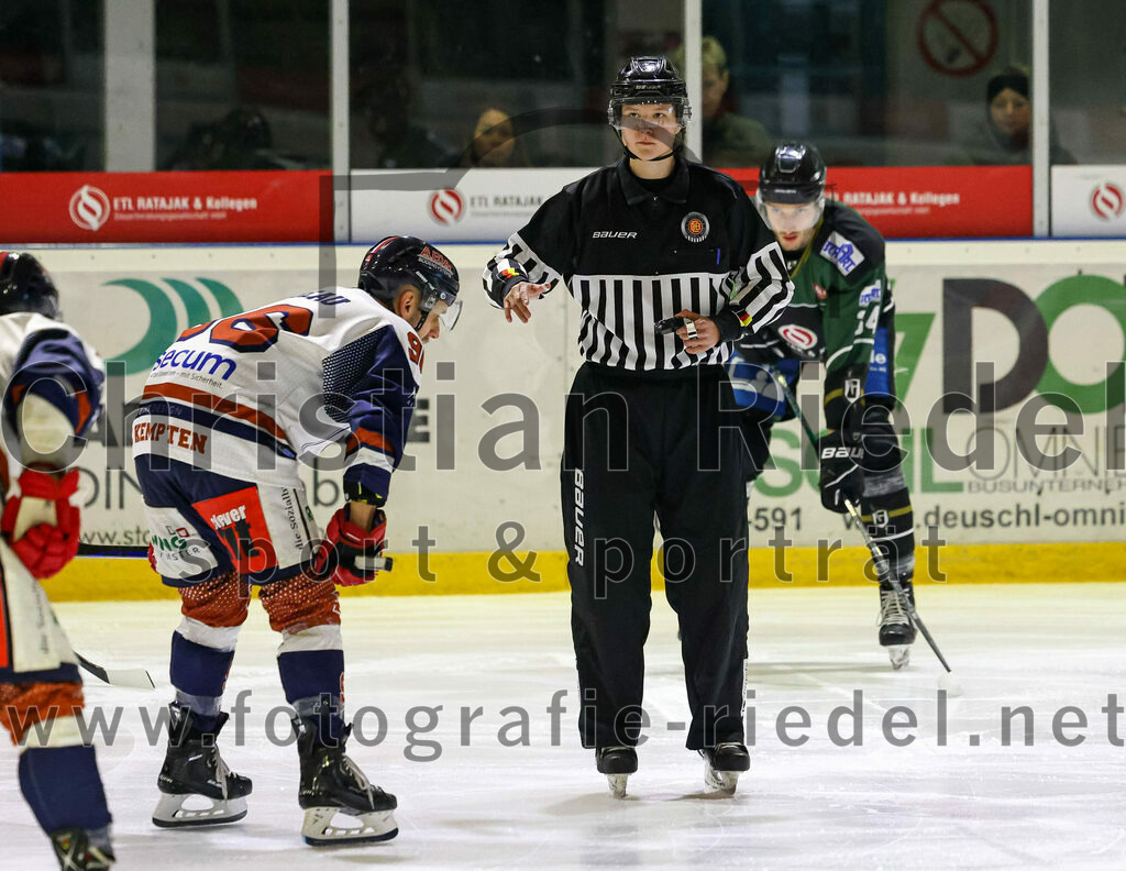 2023-03-03_027_TSV_Erding_gegen_ESC_Kempten | Erding, Deutschland, 03.03.2023:
Eishockey, Bayernliga Playoffs 2022 / 2023, Viertelfinale, TSV Erding gegen ESC Kempten, Endergebnis: 9:3

Eric Nadeau (ESC Kempten, #96), Schiedsrichterin Lara Fischer

Foto: Christian Riedel / fotografie-riedel.net