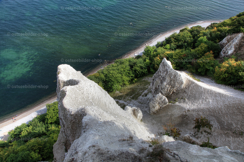 Blick vom Balkon der Victoria-Sicht  | Der Blick fällt auf die Kreidezinnen der Stubbenkammer und den weit unten liegenden Ostseestrand.