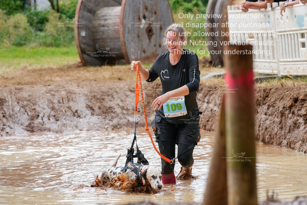 Schlamm_mit_Hund (143 von 460) | stephaniefillaphotographie - Realisiert mit Pictrs.com