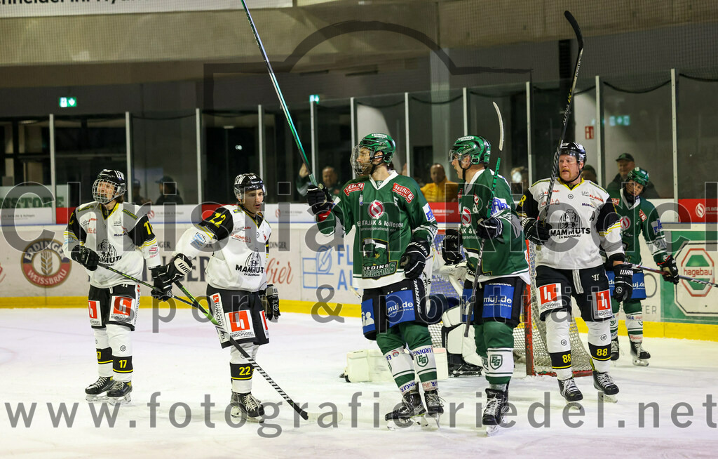 2023-11-17_120_TSV_Erding_gegen_EA_Schongau | Erding, Deutschland, 17.11.2023:
Eishockey, Bayernliga Vorrunde 2023 / 2024, 10. Spieltag, TSV Erding gegen EA Schongau, Endergebnis: 12:4

Tobias Hoferer (EA Schongau, #22), Florian Zimmermann (Erding Gladiators, #5), Michael Trox (Erding Gladiators, #86), Mathias Schuster (EA Schongau, #88)

Foto: Christian Riedel / fotografie-riedel.net