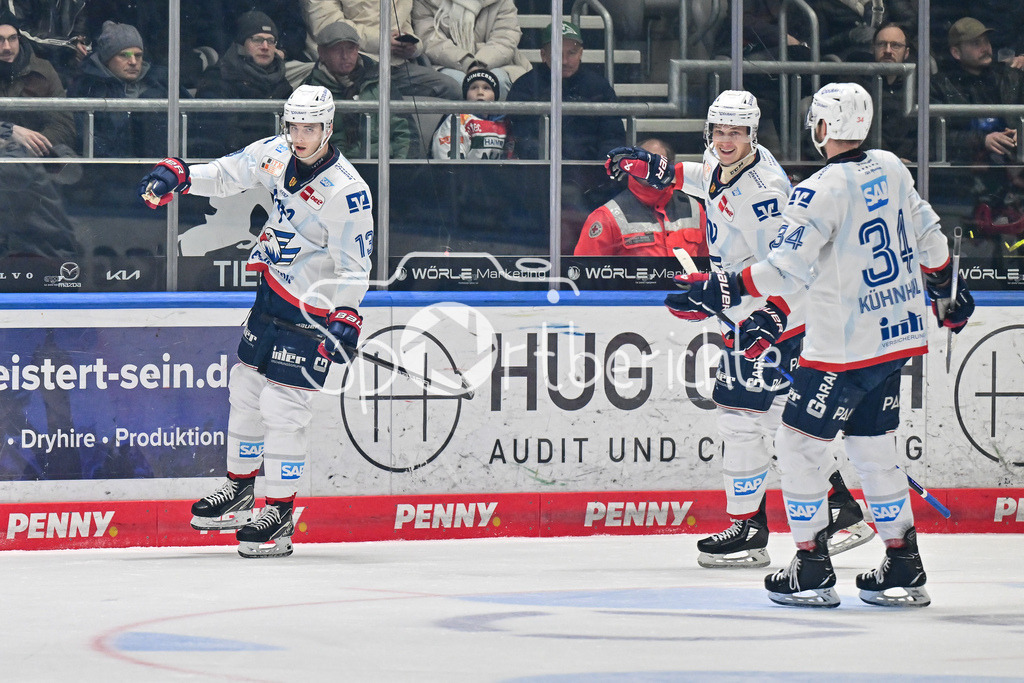 Augsburger Panther - Adler Mannheim | Jubel der Gaeste nach dem Treffer zum 0-1 durch Stefan LOIBL (Adler Mannheim 13) / Freude / Happy / Tor / Torschuezte