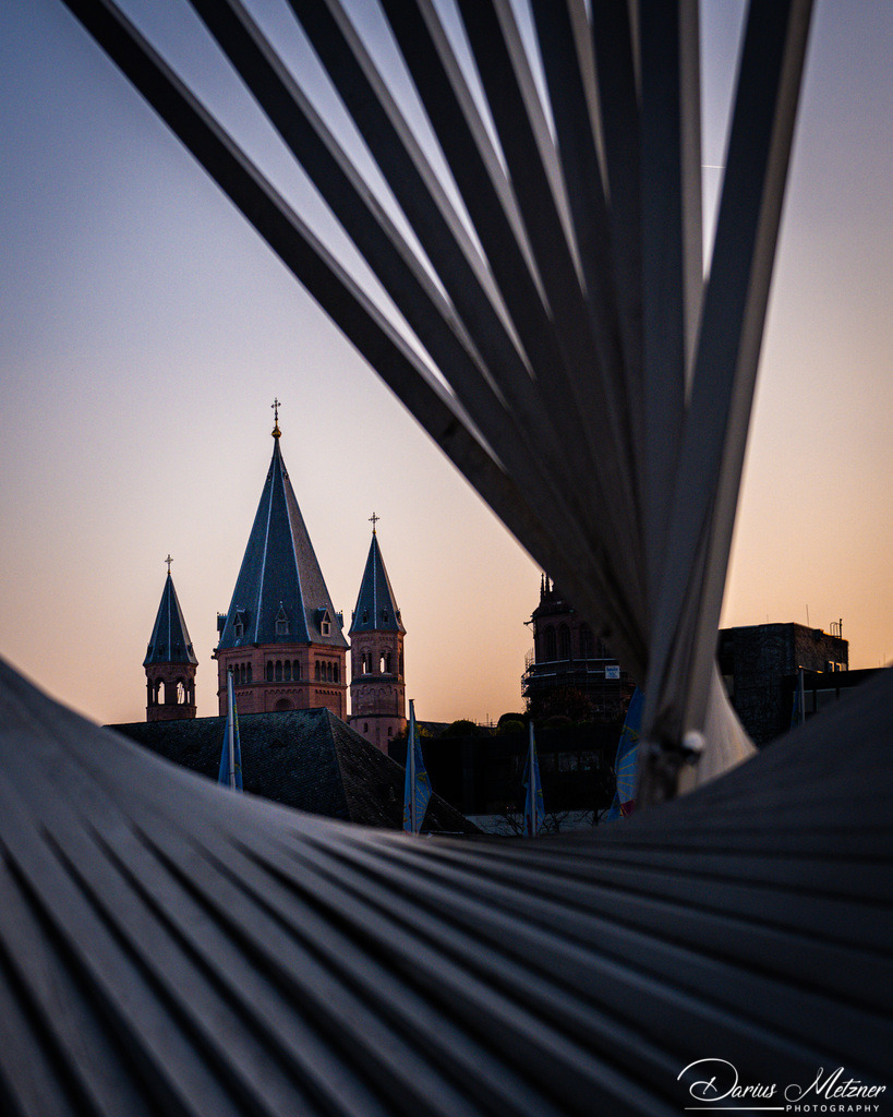 Die Skulptur "Lebenskraft" auf dem Platz vor dem Mainzer Rathaus. | Die Skulptur "Lebenskraft" auf dem Platz vor dem Mainzer Rathaus. Sie wurde im Jahr 1982 von der spanischen Partnerstadt Valencia geschenkt. Das Kunstwerk wurde 1979 vom spanischen Künstler Andreu Alfaro gestaltet.