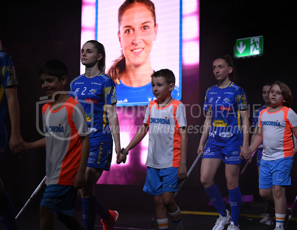 Kloten-Dietlikon Jets vs Skorpion Emmental Zollbrück - 15. April 2023 | 15.04.2023, Kloten, stimo arena, Swiss Unihockey Superfinal Frauen: Kloten-Dietlikon Jets - UHV Skorpion Emmental, Leonie Wieland (#2 Kloten-Dietlikon Jets) und Laila Ediz (#7 Kloten-Dietlikon Jets) mit Einlaufkids. - Realisiert mit Pictrs.com