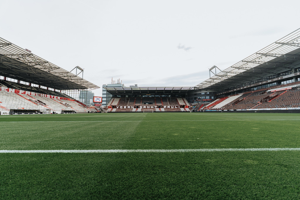 FCS01768 | Der offizielle Shop für FC St. Pauli Fotos. Wähle aus Spielszenen & Fanmomenten dein FCSP Wunschformat. Wir liefern Millerntor-Atmosphäre.