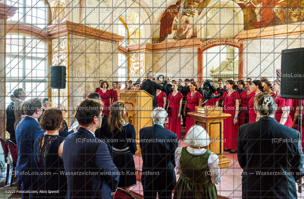 _ALP2850_Festivaleroeffnung | XLI. CHOPIN-Festival - Kartause Gaming, Fr 15. Aug. 2025, 16.00 Uhr, FEIERLICHE ERÖFFNUNG, MUSIKKAPELLE GAMING - Kapellmeister: Andreas Kalteis, GOLDHAUBEN- UND TRACHTENGRUPPE LACKENHOF, Chor 'Resonans con Tutti' - Chorleitung: Arlena und Waldemar Galazka, in der Barockbibliothek der Kartause.  Begrüßung durch Intendant Dr. Theodor Kanitzer,  Festreden durch die Botschafter und Eröffnungsrede durch LAbg. Anton Erber in Vertretung für die Landeshauptfrau.