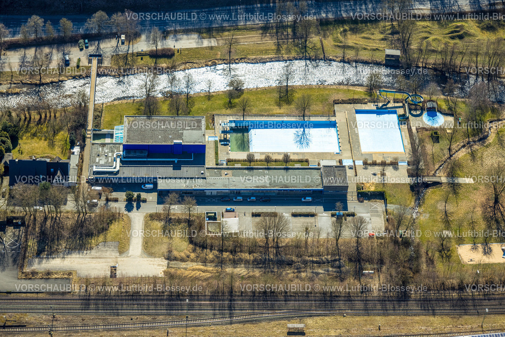 Meschede250305040 | Luftbild, Freibad und Hallenbad, Baum spiegelt sich im Becken, Meschede-Stadt, Meschede, Sauerland, Nordrhein-Westfalen, Deutschland