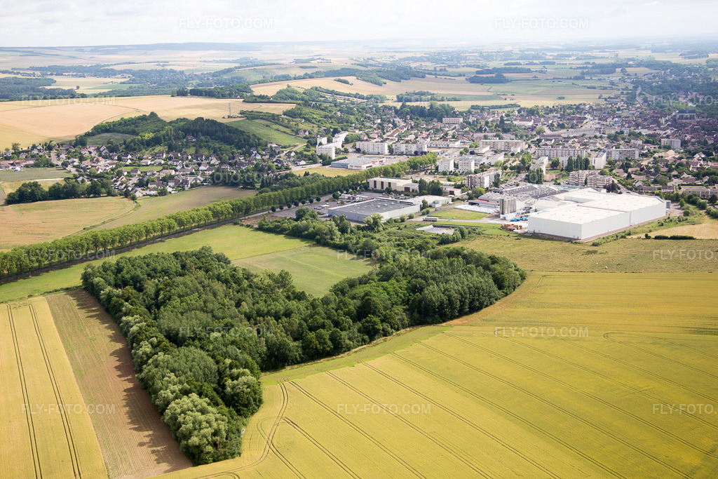 Aerial view: View of the town in Saint-Florentin in the state Yonne, France. – Photo: IMG_082624.jpg taken on 06/21/2015 by Werner Riehm/FLY-FOTO.com – Resolution of the original: 5472 x 3648 px
