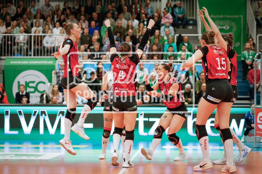 Volleyball I Frauen I Saison 2025-2026 I Bundesliga I Playoff-Viertelfinale 2 I USC Münster - Dresdner SC-68 | Jette Kuipers (8, Dresdner SC) Patricia Nestler (1, Dresdner SC) Emma Grome (4, Dresdner SC) Lorena Lorber Fijok (17, Dresdner SC) Marta Kamelija Levinska (15, Dresdner SC) Jubeln stark nach Punktgewinn für Dresden. - Realisiert mit Pictrs.com
