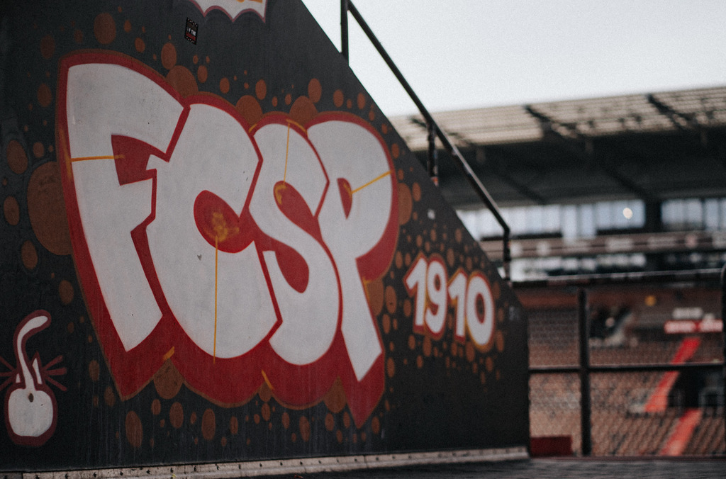 FCS08623 | Der offizielle Shop für FC St. Pauli Fotos. Wähle aus Spielszenen & Fanmomenten dein FCSP Wunschformat. Wir liefern Millerntor-Atmosphäre.