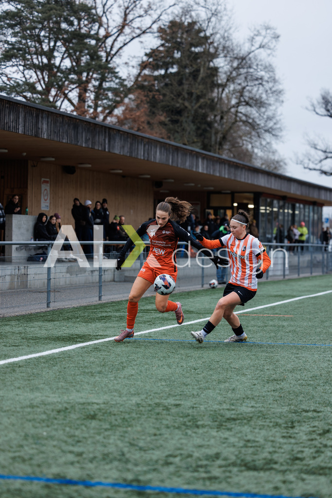Fußball I Frauen I Saison 2025-2026 I Freundschaftsspiel I FC Aarau Frauen - SC Freiburg U20 I 24.01.2026 | 28 Laureen Scharfenberg (SC Freiburg U20) – Sturm  //  11 Anja Klingenstein (FC Aarau) – Angriff - Realisiert mit Pictrs.com