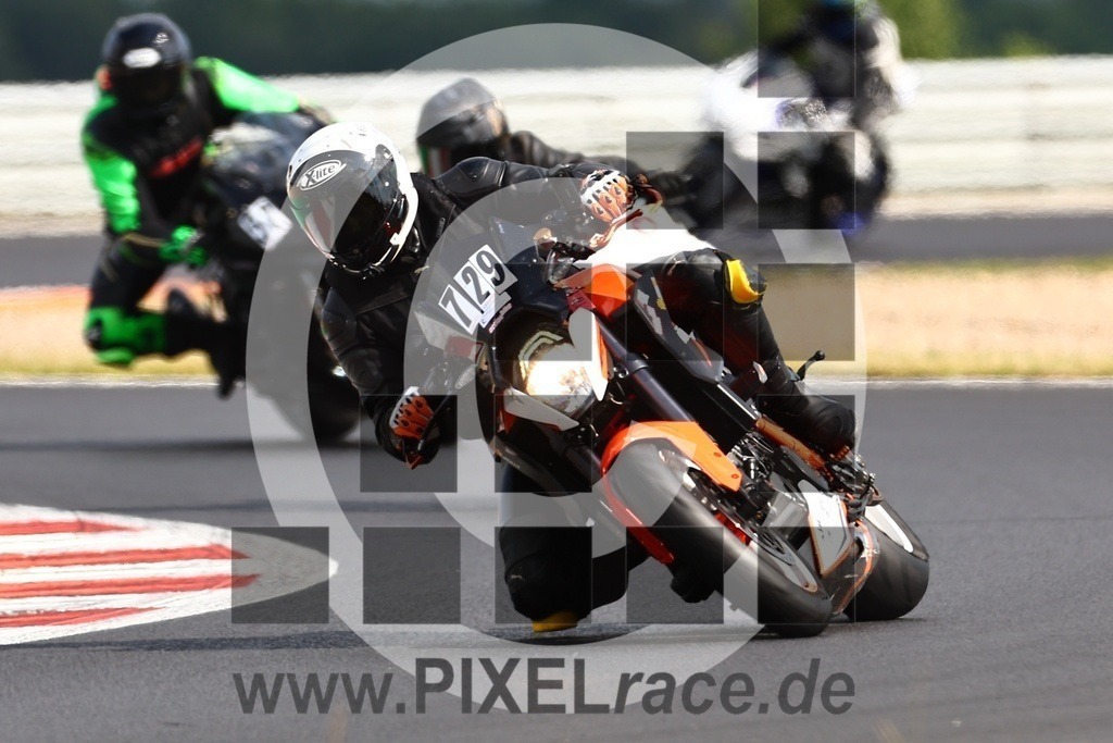 0729-20240725_03903 | Schöne Erinnerungen an spannende Momente - das festzuhalten ist unser Job. PIXELrace.de ist seit 2003 auf den Rennstrecken Europas unterwegs um die Action draußen beim Fahren und die wunderbare Stimmung imm Fahrerlager für euch einzufangen.