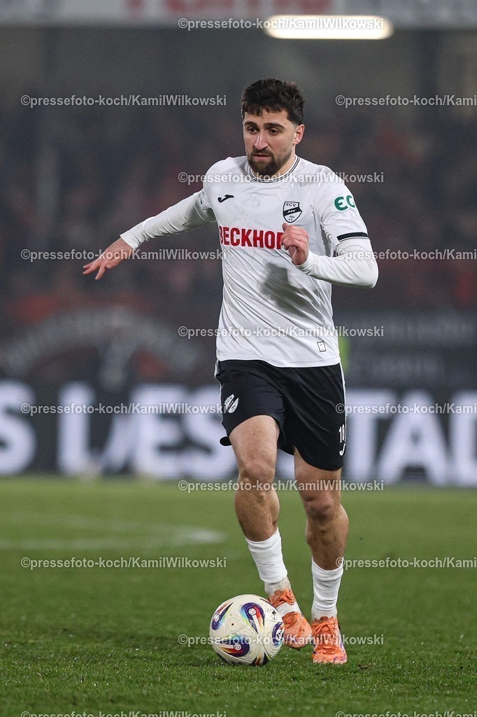 xKWIx13122501049 | 13.12.2025, xKWIx, Fußball, 3. Liga, SC Verl - Rot-Weiss Essen, SPORTCLUB Arena: Berkan Taz (SC Verl #10) Photo: xKamilxWilkowskixPressefotoKochx