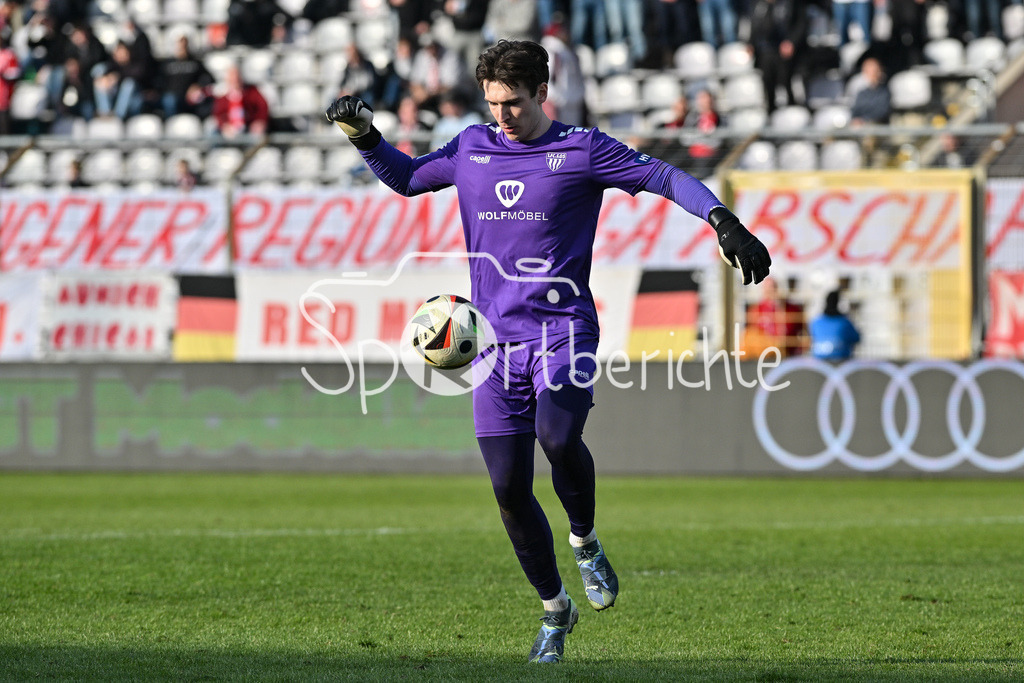 FC Bayern Amateure - 1. FC Schweinfurt 05 | am Ball Lukas SCHNELLER (FC SChweinfurt 31) / Einzelfoto / Freisteller / Regionalliga Bayern: FC Bayern Muenchen II - 1. FC Schweinfurt 1905, Gruenwalder Stadion am 22.02.2025