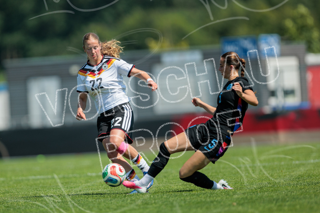 Testspiel U16-Juniorinnen: Deutschland – England | Die Bildergalerie dokumentiert das Länderspiel der deutschen U16-Juniorinnen gegen die Auswahl Englands. Die Fotografien zeigen Spielaktionen, Zweikämpfe, Torchancen, Mannschaftsszenen sowie weitere Impressionen der Begegnung. Die Aufnahmen entstanden im Rahmen des Testspiels beider Nachwuchsnationalmannschaften in der Kümpel + Hellmeister Arena in Hamm am 20. Juni 2026 und halten die sportlichen und emotionalen Momente des Spiels fest. - Realisiert mit Pictrs.com