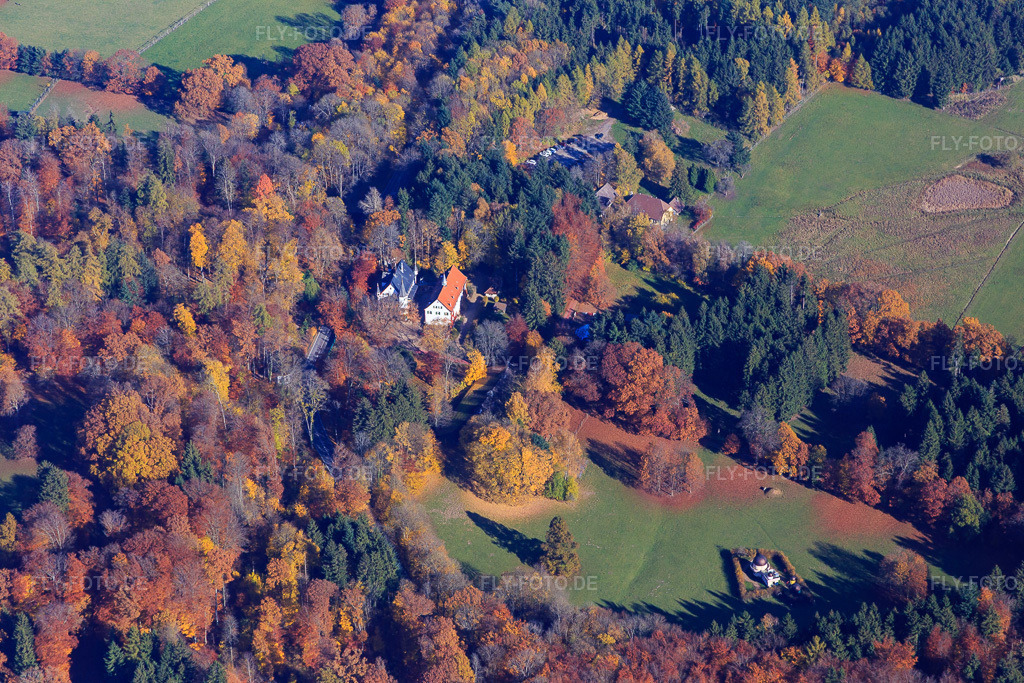 Luftbild: Jagdschloss Eulbach und Forsthaus Eulbach am Englischer Garten Eulbach im Ortsteil Würzberg in Michelstadt im Bundesland Hessen in Deutschland.Foto: IMG_084996.jpg vom 01.11.2015 durch Werner Riehm/FLY-FOTO.deEulbach - Schloss und Forsthaus - Alter OdenwaldEnglischer Garten Eulbach - Wildpark und Top-AusflugszielForsthaus Eulbach