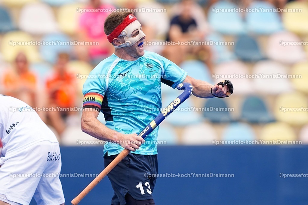 xydrx1408252011 | 14.08.2025, xydrx, Herren EuroHockey Championship 2025, Gruppe C, Belgien - England, Sparkassenpark Mönchengladbach: Torjubel nach dem Tor zum 1:1 für die Englische Feldhockey Nationalmannschaft durch Torschütze Sam Ward (ENG #13)