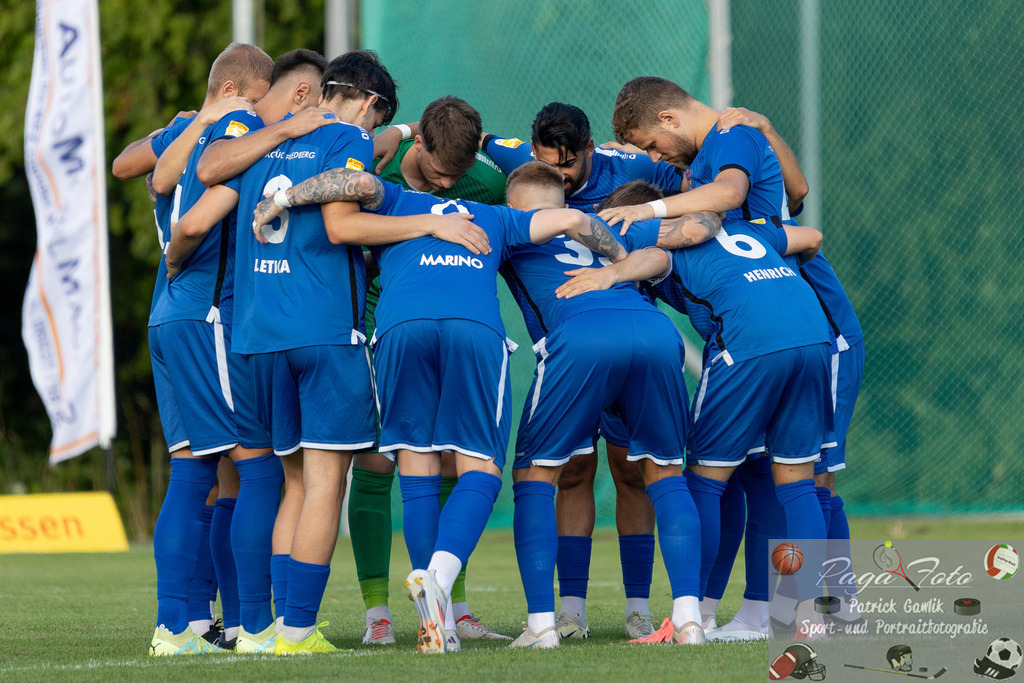 Hessenliga: Türk Gücü Friedberg - FC Eddersheim, 09.08.2024 | Teamkreis Türk Gücü Friedberg, Türk Gücü Friedberg - FC Eddersheim, Friedberg, Städtischer Sportplatz, 9.8.2024 - Realisiert mit Pictrs.com