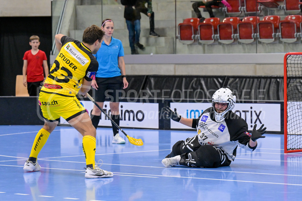 HC Rychenberg vs UHC Uster - 14. October 2022 | HC Rychenberg vs UHC Uster
AXA Arena, Winterthur
Tobias Studer (#23 HC Rychenberg) erzielt seinen zweiten Penaltytreffer mittels Zorro-Move gegen Nicola Brütsch (#37 UHC Uster).
Bild: Sportfotografie Markus Aeschimann | www.markus-aeschimann.ch - Realisiert mit Pictrs.com