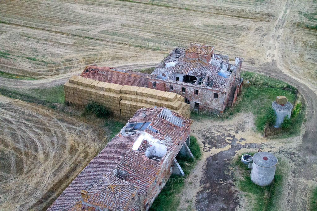 Aerial view: View of the town in Castroncello in the state Tuscany, Italy.Photo: IMG_43322.jpg taken on 07/24/2011 by Werner Riehm/FLY-FOTO.comResolution of the original: 4272 x 2848 px