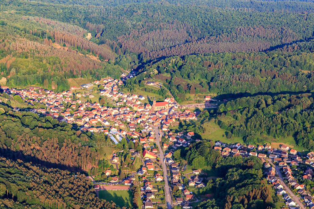 Luftbild: Ortsansicht von Westen in Soucht im Bundesland Moselle in Frankreich. – Foto: IMG_107276.jpg vom 18.05.2018 durch Werner Riehm/FLY-FOTO.de – Auflösung des Originals: 5472 x 3648 px