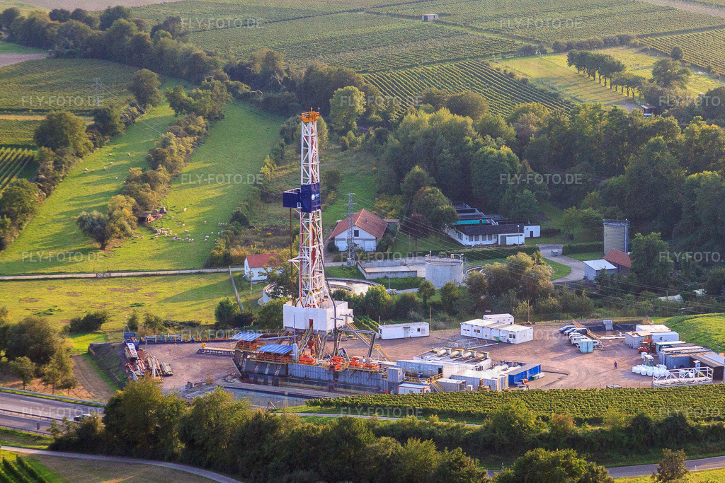 Baustelle zur 2. Bohrung an der Geothermieanlage an der A65 | Luftbild: Baustelle zur 2. Bohrung an der Geothermieanlage an der A65 in Insheim im Bundesland Rheinland-Pfalz in Deutschland. Foto: IMG_33161.jpg vom 04.09.2010 durch Werner Riehm/FLY-FOTO.de - Realisiert mit Pictrs.com
