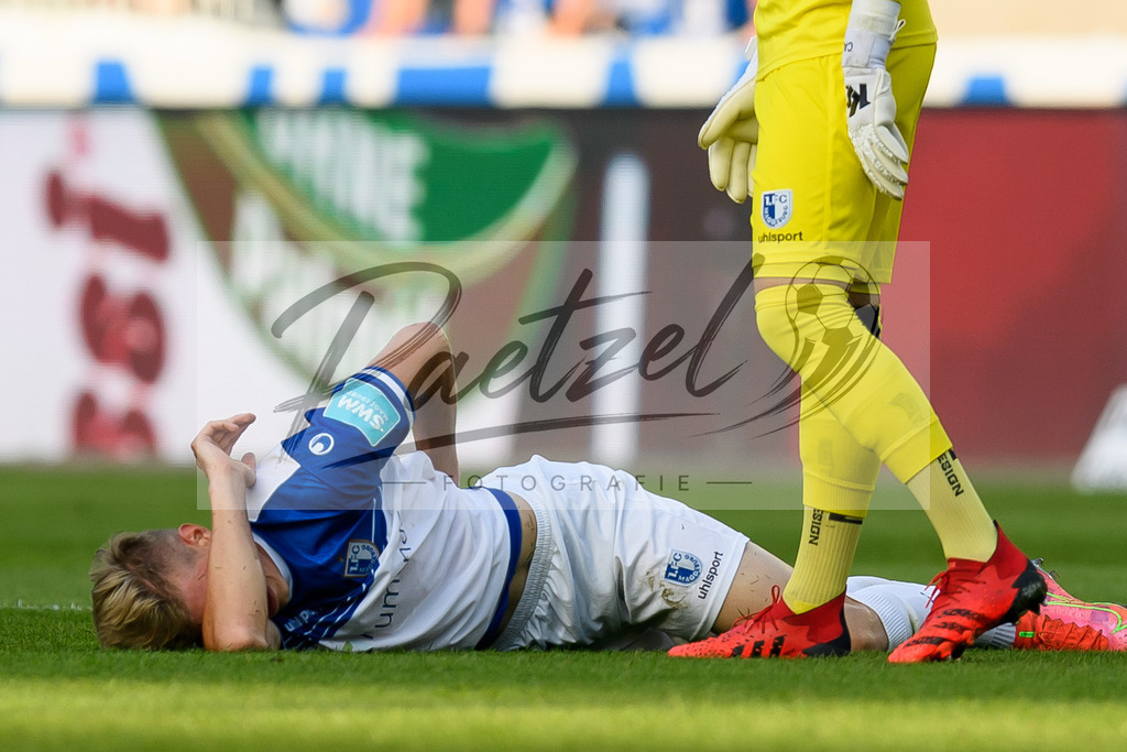 FCMFCK20210904_022 | Fussball, Herren: Luca Schuler (1. FC Magdeburg) verletzt beim Spiel der 3. Liga zwischen 1. FC Magdeburg und 1. FC Kaiserslautern in der MDCC-Arena am 04.09.2021 in Magdeburg, Deutschland.DFB / DFL REGULATIONS PROHIBIT ANY USE OF PHOTOGRAPHS AS IMAGE SEQUENCES AND/OR QUASI-VIDEO. - Realisiert mit Pictrs.com