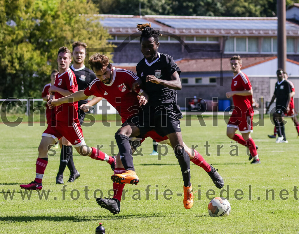 2023-09-02_031_SG_Markt_Schwaben_II_gegen_SV_Internationale_Taufkirchen_II | Markt Schwaben, Deutschland, 02.09.2023:
Fußball, C-Klasse 2023 / 2024, 3. Spieltag, (SG) Markt Schwaben II gegen SV Internationale Taufkirchen II, Endergebnis: 6:2

Korbinian Stern (SG Markt Schwaben, #7), Modou Gaye (SV Internationale Taufkirchen, #10)

Foto: Christian Riedel / fotografie-riedel.net