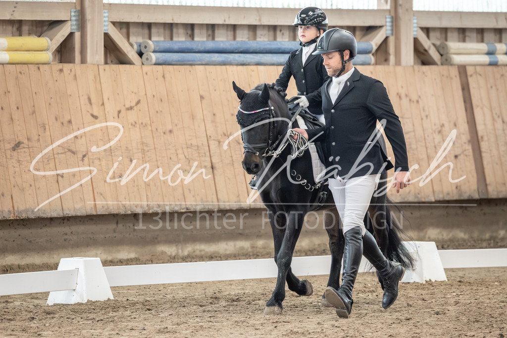 20251011-_3LI9005 | Tierfotografie Pferde, Hunde, Katzen, Haustiere.
Turnierfotografie Reitturniere, Reiten, Springreiten, Dressur in Hanau, dem Main-Kinzig-Kreis und dem Rhein-Main- Gebiet um Frankfurt
