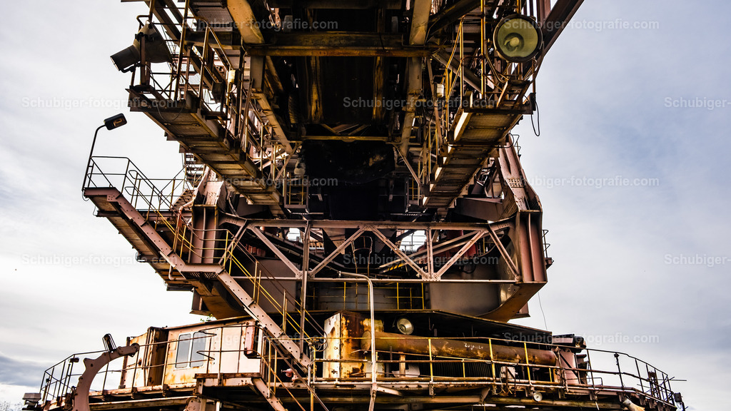 DSCF2006 | Ferropolis ist ein Industriemuseum und Veranstaltungsort in Gräfenhainichen östlich von Dessau-Roßlau auf einer Halbinsel im Gremminer See, dem ehemaligen Tagebau Golpa-Nord. Ferropolis ist Ankerpunkt der Europäischen Route der Industriekultur. Wikipedia - Realisiert mit Pictrs.com
