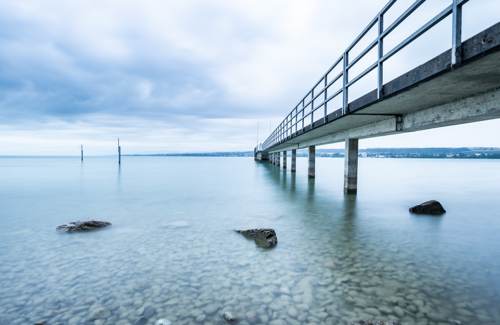 Steg am Bodensee | Ein Steg im Morgenlicht in der Nähe von Konstanz. - Realized with Pictrs.com