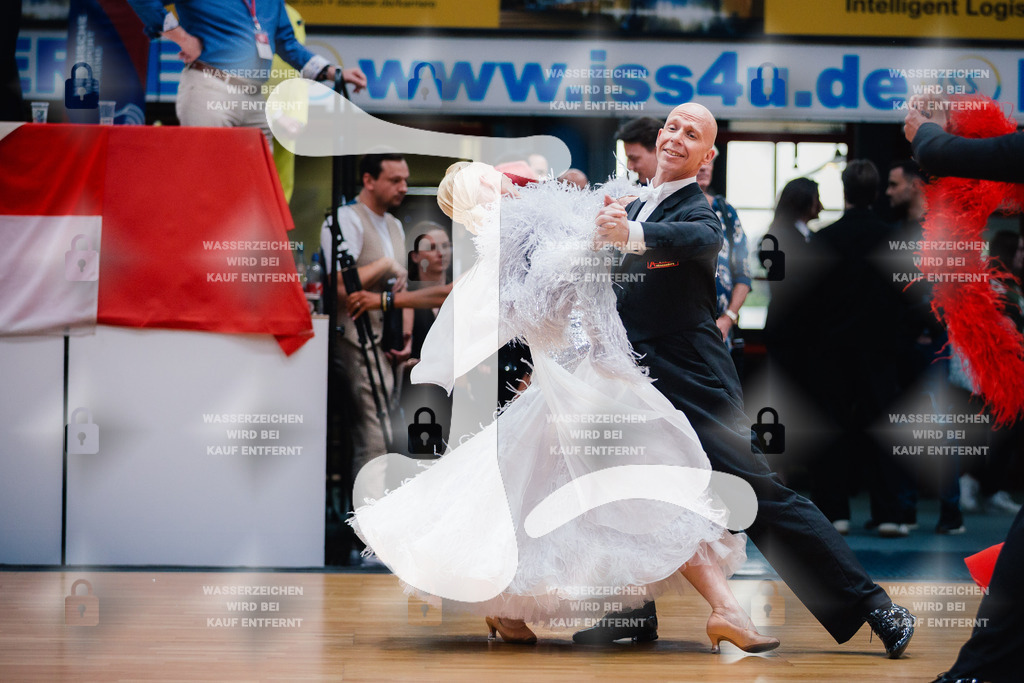 Hessen Tanzt WDSF Open Senior III Standard 4th (332) Thomas Schmidt _ Susanne Schmidt (Schwarz-Rot-Club Wetzlar)-2025-05-17-0423 | Webshop for digital downloads and prints of dance sport, event & show photographer Julian Link - Realisiert mit Pictrs.com