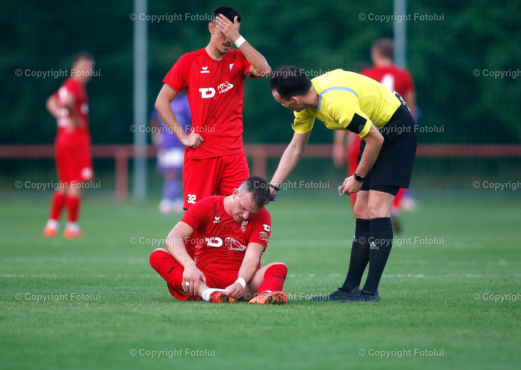 A_LUI_280824_36 | SPORT FUSSBALL UNIQA OEFB CUP 2024 2.RUNDE ASKOE OEDT-WIENER AUSTRIA 28.08.2024 IM BILD: NENAD VIDACKOVIC (OEDT) UND SCHIRI PHILIP GADLER FOTO:FOTOLUI