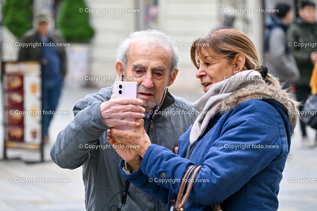 Slowakei_ Bratislavsky kraj_ Bratislava_ 08.10.2024-50 | 08.10.2024, Slowakei, SVK, Bratislavsky kraj, Bratislava, im Bild Bratislava, Stadtansichten, Gebauede, Sehenswurdigkeiten, Tourismus, Touristen, Cafe, Denkmal, Strasse, Donau, Bruecke, Schiff, Burg, Hrad, Ufo, Restaurant, Souvenier, Menschen, Bahnhof, Zug, Hauptstadt