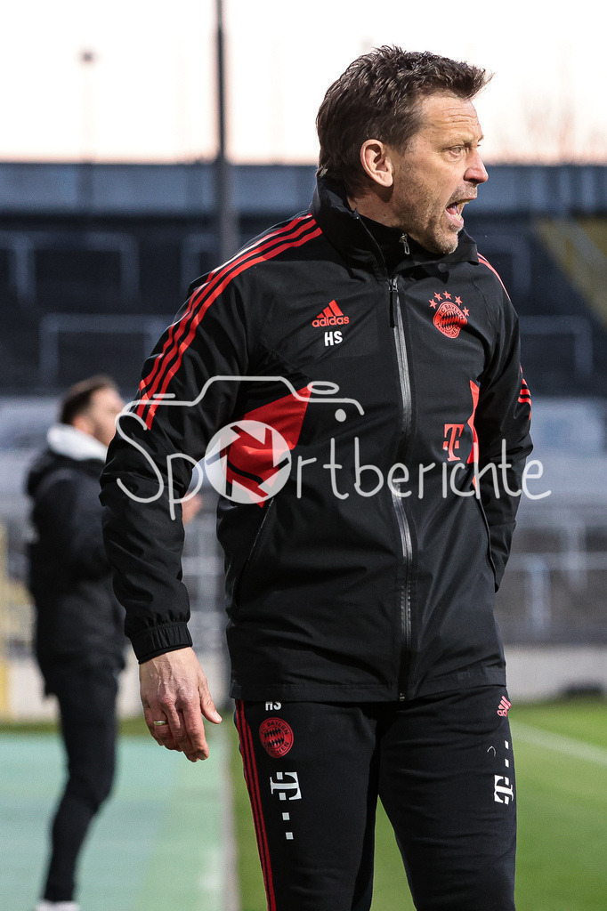FC Bayern Amateure - FC Augsburg II | Bayern Trainer Holger SEITZ in Aktion / Freisteller / Einzelfoto