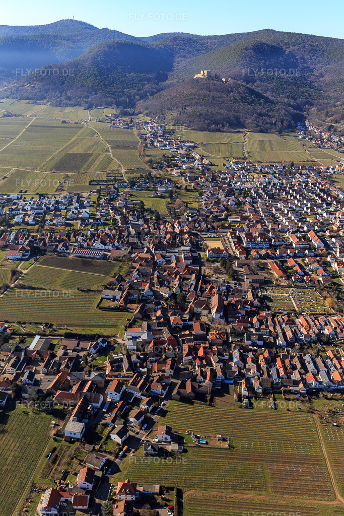 Luftbild: Ortsansicht aus Osten im Ortsteil Diedesfeld in Neustadt im Bundesland Rheinland-Pfalz in Deutschland. Foto: IMG_125339.jpg vom 21.02.2021 durch Werner Riehm/FLY-FOTO.de
