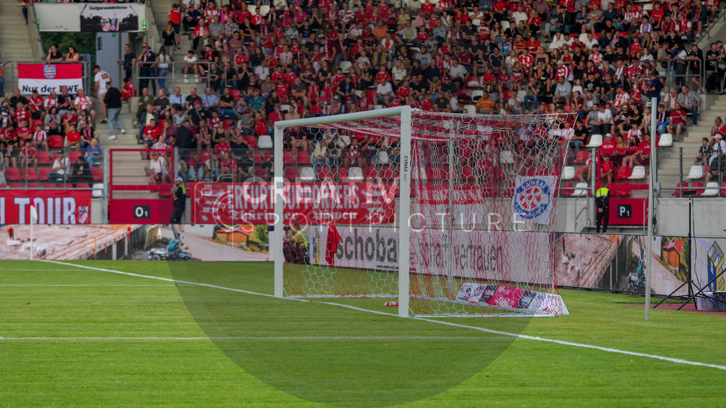 Fußball, Herren, Saison 2025/2026, Regionalliga Nordost, 1. Spieltag, FC Rot-Weiß Erfurt vs. FSV 63 Luckenwalde, Freitag 25.07.2025, Steigerwaldstadion Erfurt, | Fußball, Herren, Saison 2025/2026, Regionalliga Nordost, 1. Spieltag, FC Rot-Weiß Erfurt vs. FSV 63 Luckenwalde, Freitag 25.07.2025, Steigerwaldstadion Erfurt, Im Bild: Tor im Erfurter Steigerwaldstadion - Realisiert mit Pictrs.com