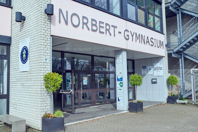 Knechtsteden/Norbertgymnasium | High End Portraits. Einzelportrait Paarportrait Gruppenportrait Künstlerportrait Bandportzait Bühnenfotografie Fashion Lifestyle Urbanlife  - Realisiert mit Pictrs.com