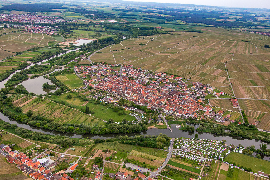 Luftbild: Weinort an der Mainschleife im Ortsteil Fahr in Volkach im Bundesland Bayern in Deutschland. Foto: IMG_078866.jpg vom 14.05.2015 durch Werner Riehm/FLY-FOTO.de